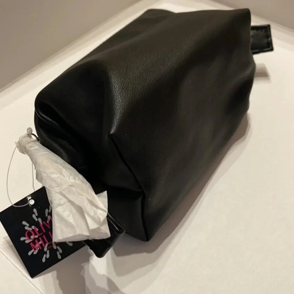 NWT Olivia Miller Heart toiletry/ make up bag - Picture 5 of 6